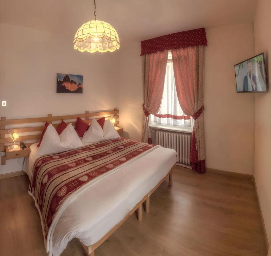 Hotel Garni Suisse サン・マルティーノ・ディ・カストロッツァ エクステリア 写真