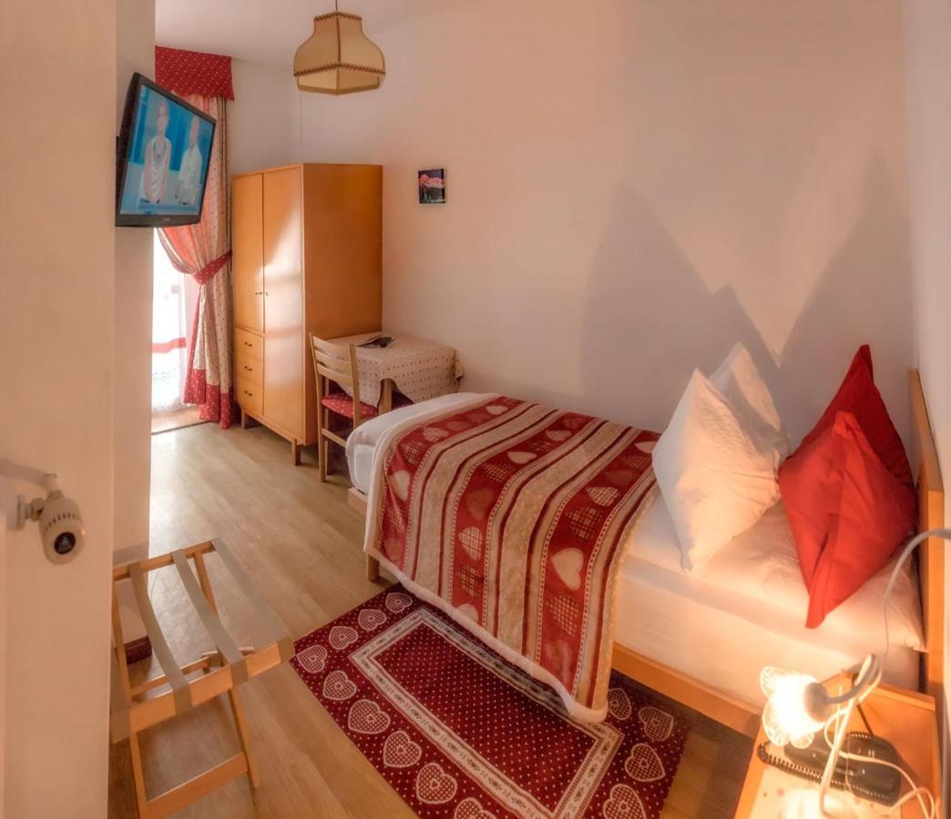Hotel Garni Suisse サン・マルティーノ・ディ・カストロッツァ エクステリア 写真
