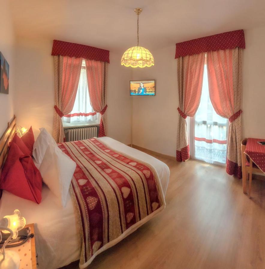 Hotel Garni Suisse サン・マルティーノ・ディ・カストロッツァ エクステリア 写真